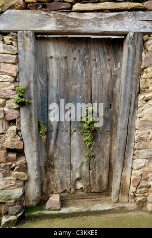 Porte rustique dans un mur en pierre sèche sur la route du pèlerinage, Camino de Santiago, au nord de l'Espagne Banque D'Images