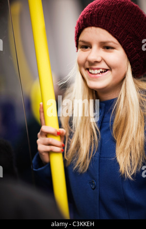 Teenage girl (14-15) dans le métro. Banque D'Images