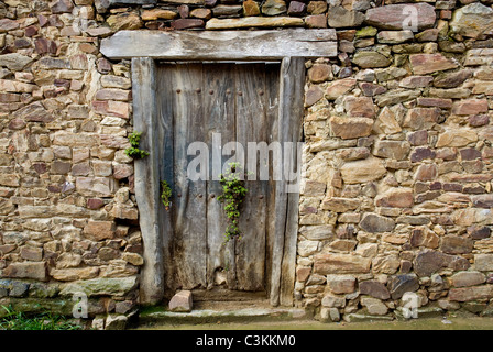 Porte rustique dans un mur en pierre sèche sur la route du pèlerinage, Camino de Santiago, au nord de l'Espagne Banque D'Images