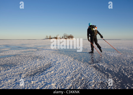 Patinage sur glace l'homme paysage couvert de neige Banque D'Images