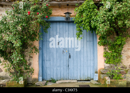 Porte rustique traditionnel le long de la route du pèlerinage, Camino de Santiago, au nord de l'Espagne Banque D'Images