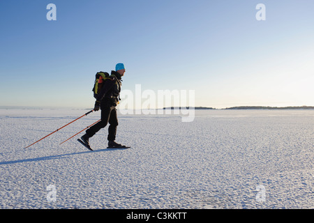 Patinage sur glace l'homme paysage couvert de neige Banque D'Images