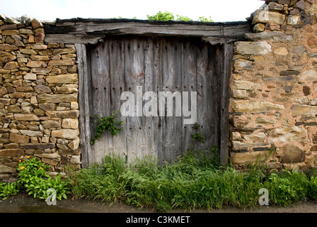 Porte rustique sur la route du pèlerinage, Camino de Santiago, au nord de l'Espagne Banque D'Images