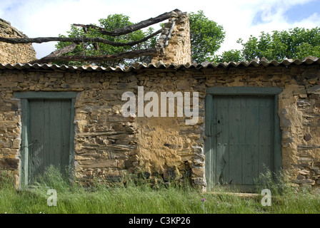 Bâtiments de ferme rustique en ruine le long de la route du pèlerinage, Camino de Santiago, au nord de l'Espagne Banque D'Images