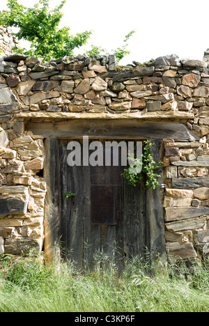 Petite porte rustique le long de la route du pèlerinage, Camino de Santiago, au nord de l'Espagne Banque D'Images