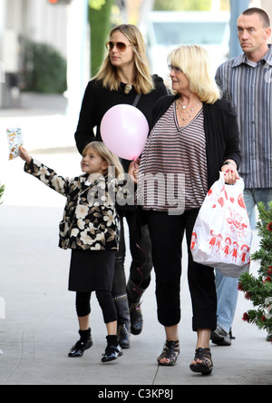 Heidi Klum, Leni Klum et Erna Klum Heidi Klum va faire les courses sur le Black Friday avec sa fille et la mère, Los Angeles Banque D'Images