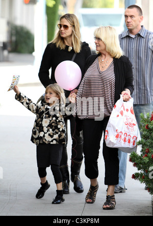 Heidi Klum, Leni Klum et Erna Klum Heidi Klum va faire les courses sur le Black Friday avec sa fille et la mère, Los Angeles Banque D'Images