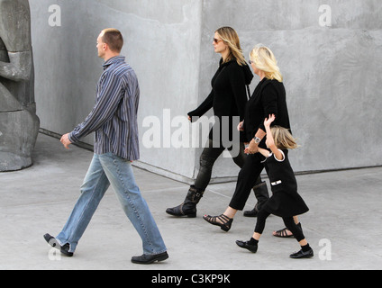 Heidi Klum, Erna Klum et Leni Klum Heidi Klum va faire les courses sur le Black Friday avec sa fille et la mère, Los Angeles Banque D'Images