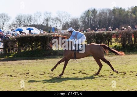 Femme À CHEVAL ET JOCKEY POINT À POINT HOWICK CHEPSTOW WALES UK Banque D'Images