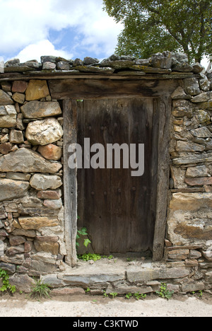 Mur en pierre sèche rustique et porte le long de la route du pèlerinage, Camino de Santiago, au nord de l'Espagne Banque D'Images