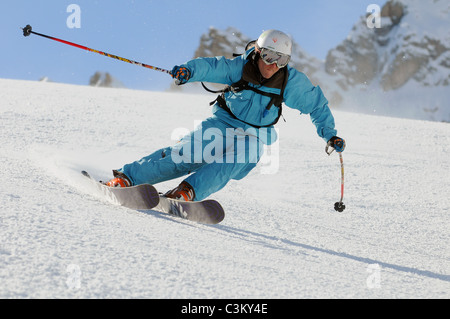 Un skieur se sculpte un tour sur piste dans la station de ski de Courchevel en France Banque D'Images