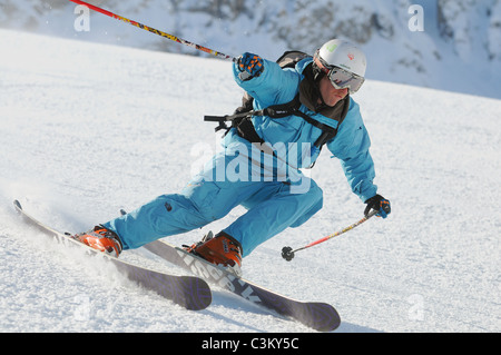 Un skieur se sculpte un tour sur piste dans la station de ski de Courchevel en France Banque D'Images