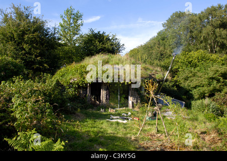 Tony Vénom et Jane la foi en dehors de l'impact faible 'que' ils ont construit au Roundhouse Brithdir Mawr à Pembrokeshire, Pays de Galles, Royaume-Uni Banque D'Images