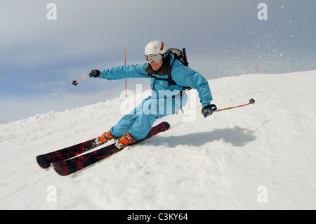 Un skieur se sculpte un tour sur piste dans la station de ski de Courchevel en France Banque D'Images