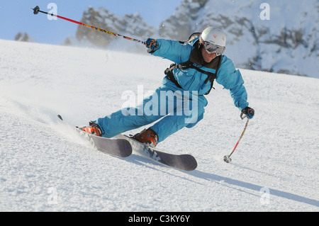 Un skieur se sculpte un tour sur piste dans la station de ski de Courchevel en France Banque D'Images