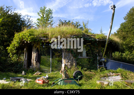 Tony Vénom et Jane la foi en dehors de l'impact faible 'que' ils ont construit au Roundhouse Brithdir Mawr à Pembrokeshire, Pays de Galles, Royaume-Uni Banque D'Images