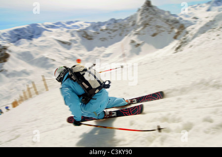 Un skieur se sculpte un tour sur piste dans la station de ski de Courchevel en France Banque D'Images