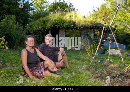 Tony Vénom et Jane la foi en dehors de l'impact faible 'que' ils ont construit au Roundhouse Brithdir Mawr à Pembrokeshire, Pays de Galles, Royaume-Uni Banque D'Images