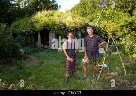 Tony Vénom et Jane la foi en dehors de l'impact faible 'que' ils ont construit au Roundhouse Brithdir Mawr à Pembrokeshire, Pays de Galles, Royaume-Uni Banque D'Images