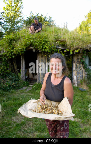 Tony Vénom et Jane la foi en dehors de l'impact faible 'que' ils ont construit au Roundhouse Brithdir Mawr à Pembrokeshire, Pays de Galles, Royaume-Uni Banque D'Images