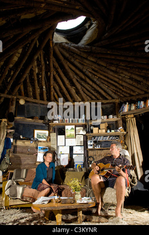 Tony Vénom et Jane foi photographié à l'impact faible 'que' ils ont construit au Roundhouse Brithdir Mawr à Pembrokeshire, Pays de Galles, Royaume-Uni Banque D'Images