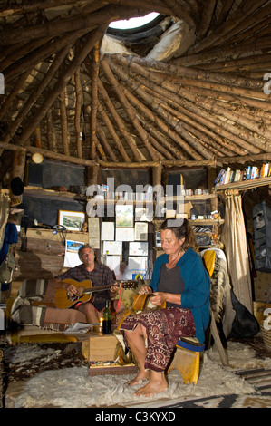 Tony Vénom et Jane foi photographié à l'impact faible 'que' ils ont construit au Roundhouse Brithdir Mawr à Pembrokeshire, Pays de Galles, Royaume-Uni Banque D'Images