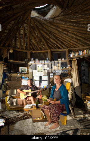 Tony Vénom et Jane foi photographié à l'impact faible 'que' ils ont construit au Roundhouse Brithdir Mawr à Pembrokeshire, Pays de Galles, Royaume-Uni Banque D'Images