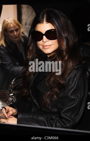 Fergie, alias Stacy Ferguson, signe des autographes pour les fans comme elle quitte ABC Studios à Manhattan, New York City, USA - 15.12.09 Banque D'Images