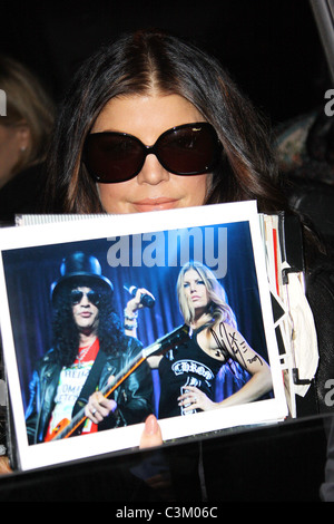 Fergie, alias Stacy Ferguson, signe des autographes pour les fans comme elle quitte ABC Studios à Manhattan, New York City, USA - 15.12.09 Banque D'Images