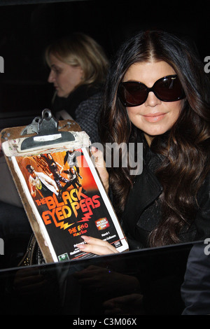 Fergie, alias Stacy Ferguson, signe des autographes pour les fans comme elle quitte ABC Studios à Manhattan, New York City, USA - 15.12.09 Banque D'Images