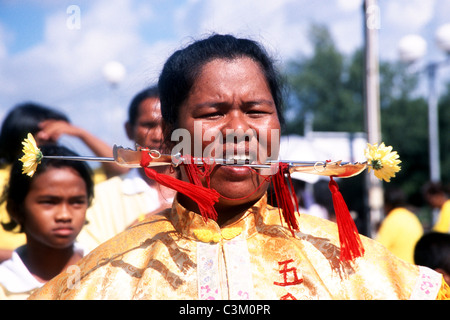 Mae chanson dans une transe avec de multiples piercings , chinois , festival végétarien de phuket , Thailande Banque D'Images