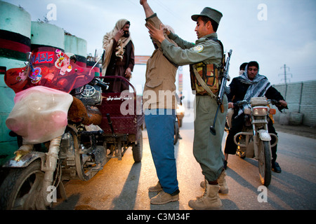 Rechercher des terroristes de la police afghane à Kunduz. Banque D'Images