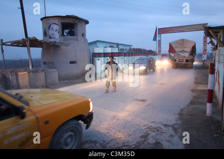 Rechercher des terroristes de la police afghane à Kunduz. Banque D'Images