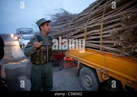 Rechercher des terroristes de la police afghane à Kunduz. Banque D'Images