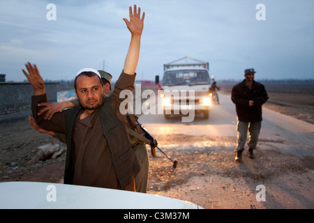 Rechercher des terroristes de la police afghane à Kunduz. Banque D'Images