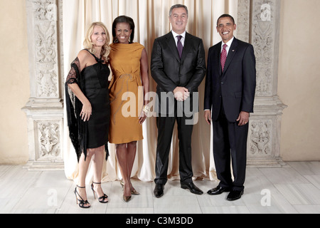 La Première Dame Michelle Obama et le président Barack Obama posent avec T.H. Milo Djukanovic Premier Ministre du Monténégro et son épouse, Banque D'Images