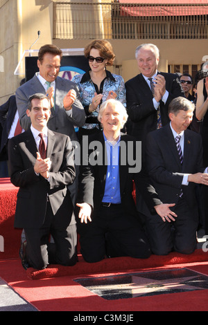 Sigourney Weaver, James Cameron, Arnold Schwarzenegger James Cameron honoré avec la 2,396ème étoile sur le Hollywood Walk of Banque D'Images