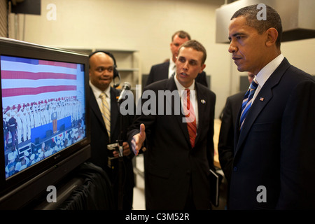 Le président Barack Obama est présenté par Michael Ruemmler, le plomb, l'avance avant son intervention pour hommes et femmes, l'Etat-major de la Marine Banque D'Images