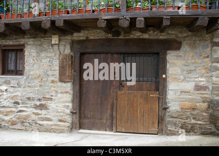 Old stone building in village, Camino de Santiago, au nord de l'Espagne Banque D'Images