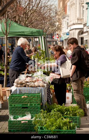 Matin de printemps - les gens d'acheter des fleurs et plantes dans un marché de rue, Aberystwyth Wales UK Banque D'Images