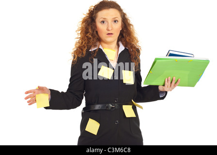 Occupé a souligné business woman avec les notes de rappel sur sa fonction de holding folders isolé sur fond blanc Banque D'Images