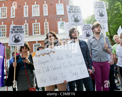 Les partisans de l'extérieur UKUncut Westminster Magistrates Courts que d'autres membres arrêtés à Fortnum & maçons assister à leur audience Banque D'Images