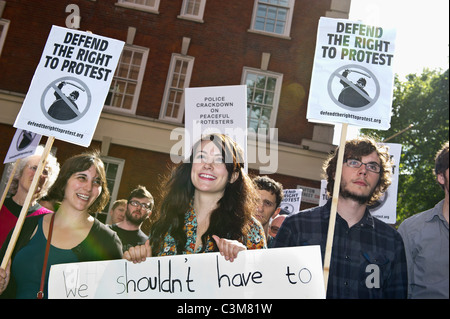 Les partisans de l'extérieur UKUncut Westminster Magistrates Courts que d'autres membres arrêtés à Fortnum & maçons assister à leur audience Banque D'Images