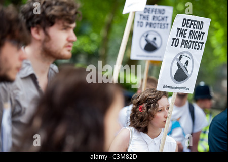 Les partisans de l'extérieur UKUncut Westminster Magistrates Courts que d'autres membres arrêtés à Fortnum & maçons assister à leur audience Banque D'Images