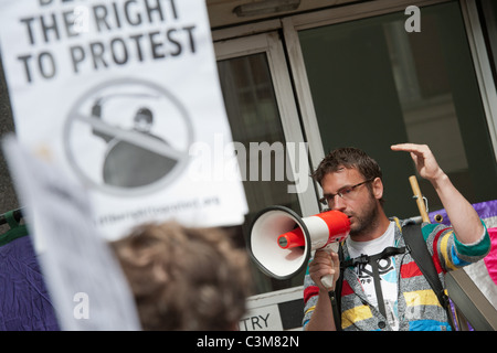 Les partisans de l'extérieur UKUncut Westminster Magistrates Courts que d'autres membres arrêtés à Fortnum & maçons assister à leur audience Banque D'Images