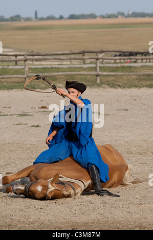 La Hongrie, Kalocsa. Cowboy traditionnelle hongroise show à Bakodpuszta Equestrian Center. Banque D'Images