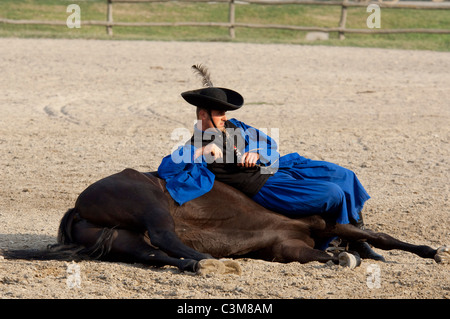 La Hongrie, Kalocsa. Cowboy traditionnelle hongroise show à Bakodpuszta Equestrian Center. Banque D'Images