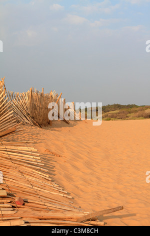 Dunes de sable et de l'escrime sur Formby Point près de Southport, Merseyside, Lancashire, England, UK. Banque D'Images