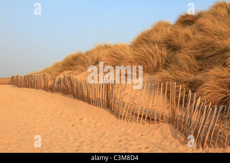Dunes de sable et de l'escrime sur Formby Point près de Southport, Merseyside, Lancashire, England, UK. Banque D'Images