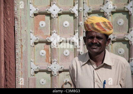 Homme portant des vêtements traditionnels indiens au Rajasthan. Banque D'Images